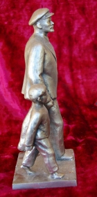 Скульптура Ленин с мальчиком, материал метал, высота 27 см., ширина 11 см., длина 10 см. - 1