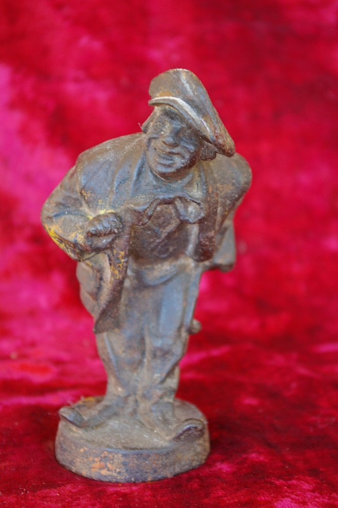 Скульптура Мужичёк, материал чугун, высота 17 см., ширина 6 см., длина 5 см. Касли