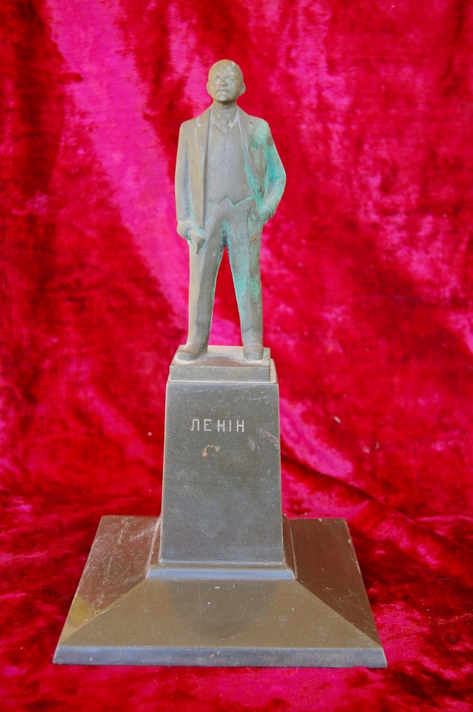 Скульптура Ленин на постаменте, материал бронза, высота 35 см., ширина 20 см., длина 20 см.
