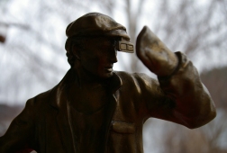 Скульптура Сталевар, материал бронза, высота 39 см., ширина 21 см., длина 9 см., 3 кг., 