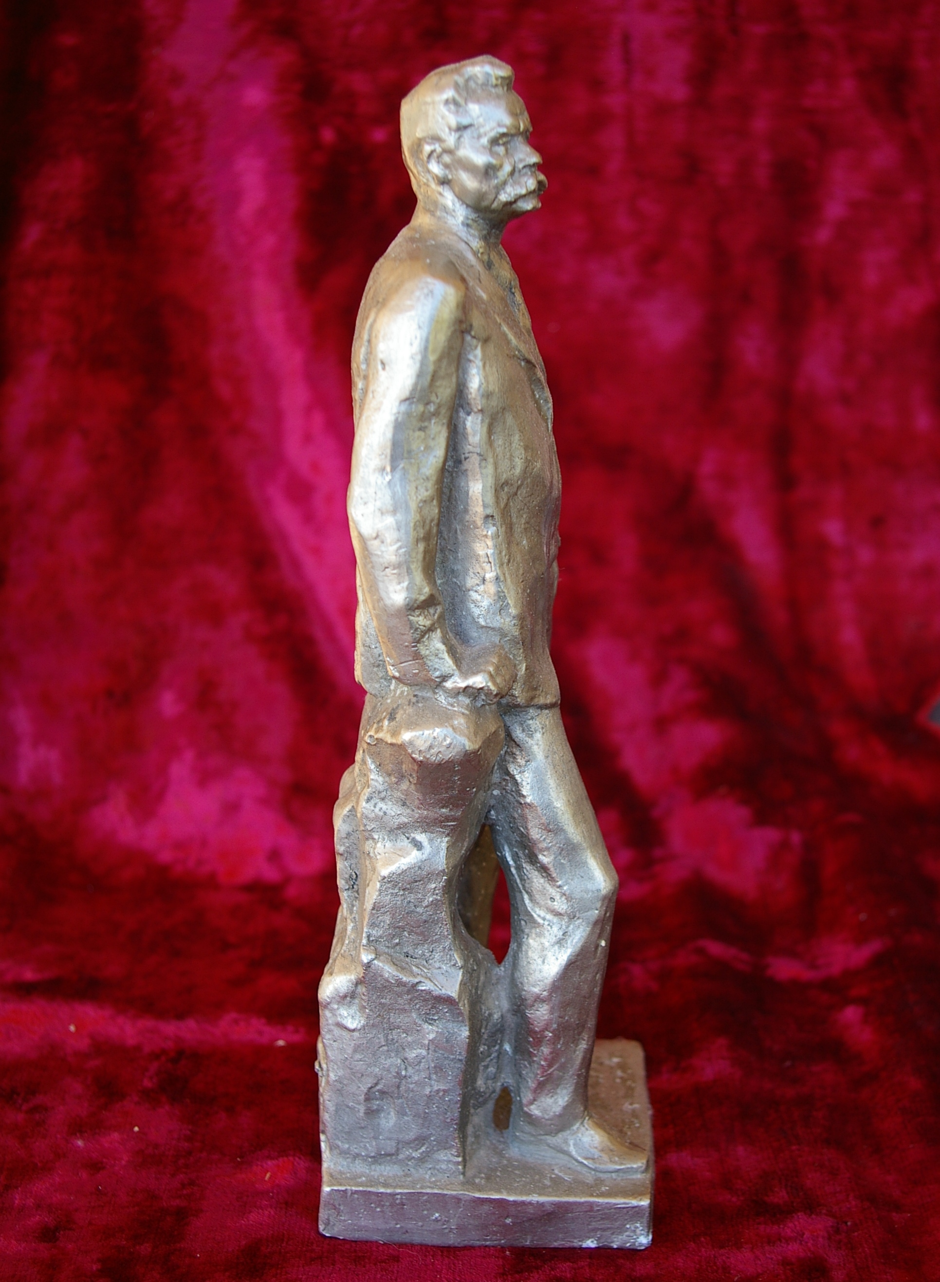 Скульптура Горький , материал метал, высота 29 см., ширина 7 см., длина 8 см. 1975 г. - 1