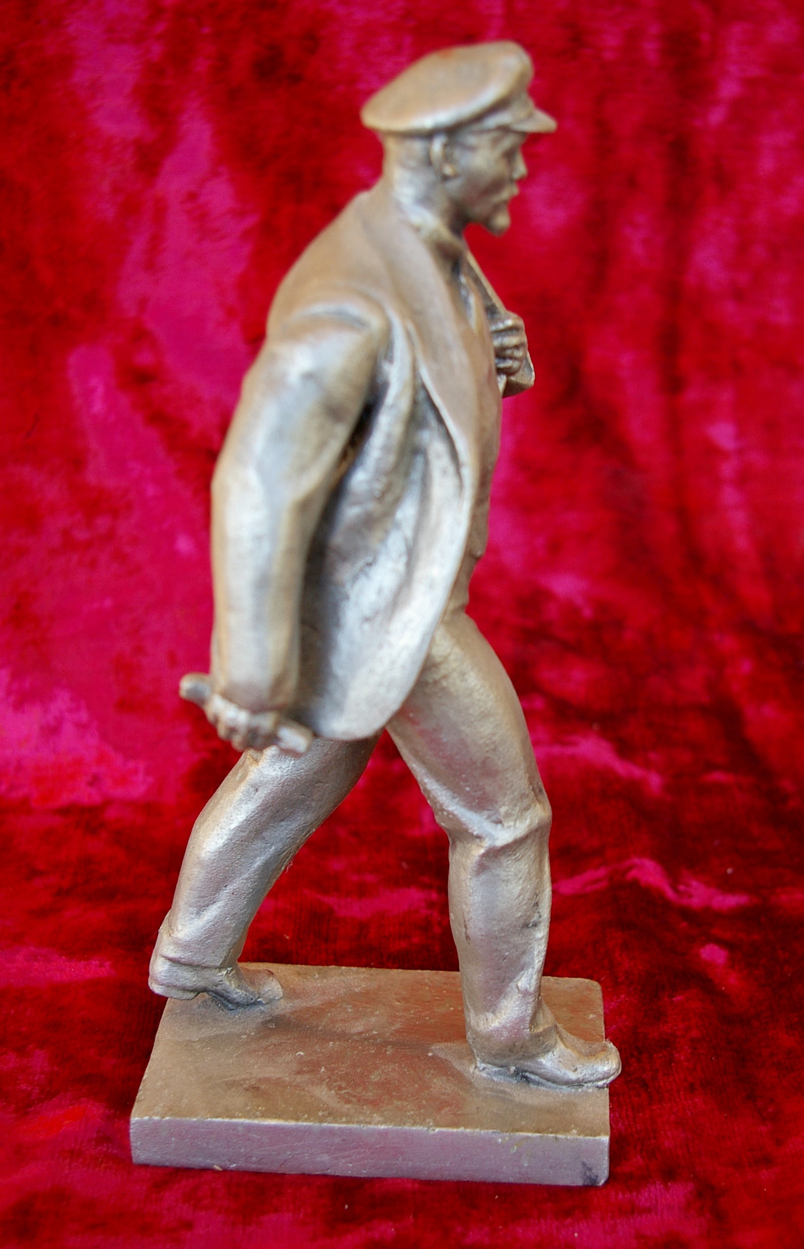 Скульптура Ленин, материал метал, высота 26 см., ширина 7 см., длина 11 см.  - 2