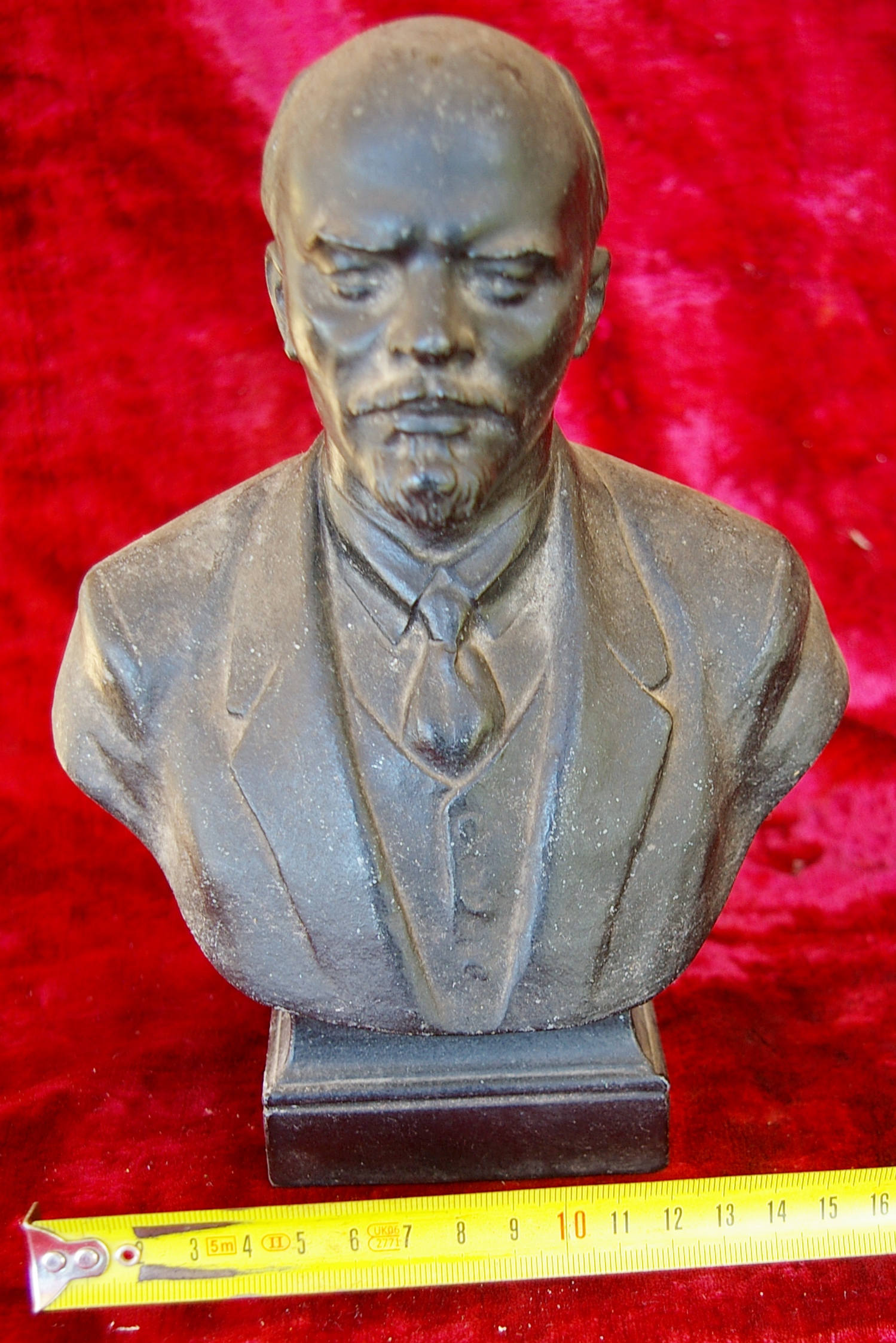 Ленин бюст, материал метал, высота 24 см., ширина 7 см., длина 7 см.  - 8