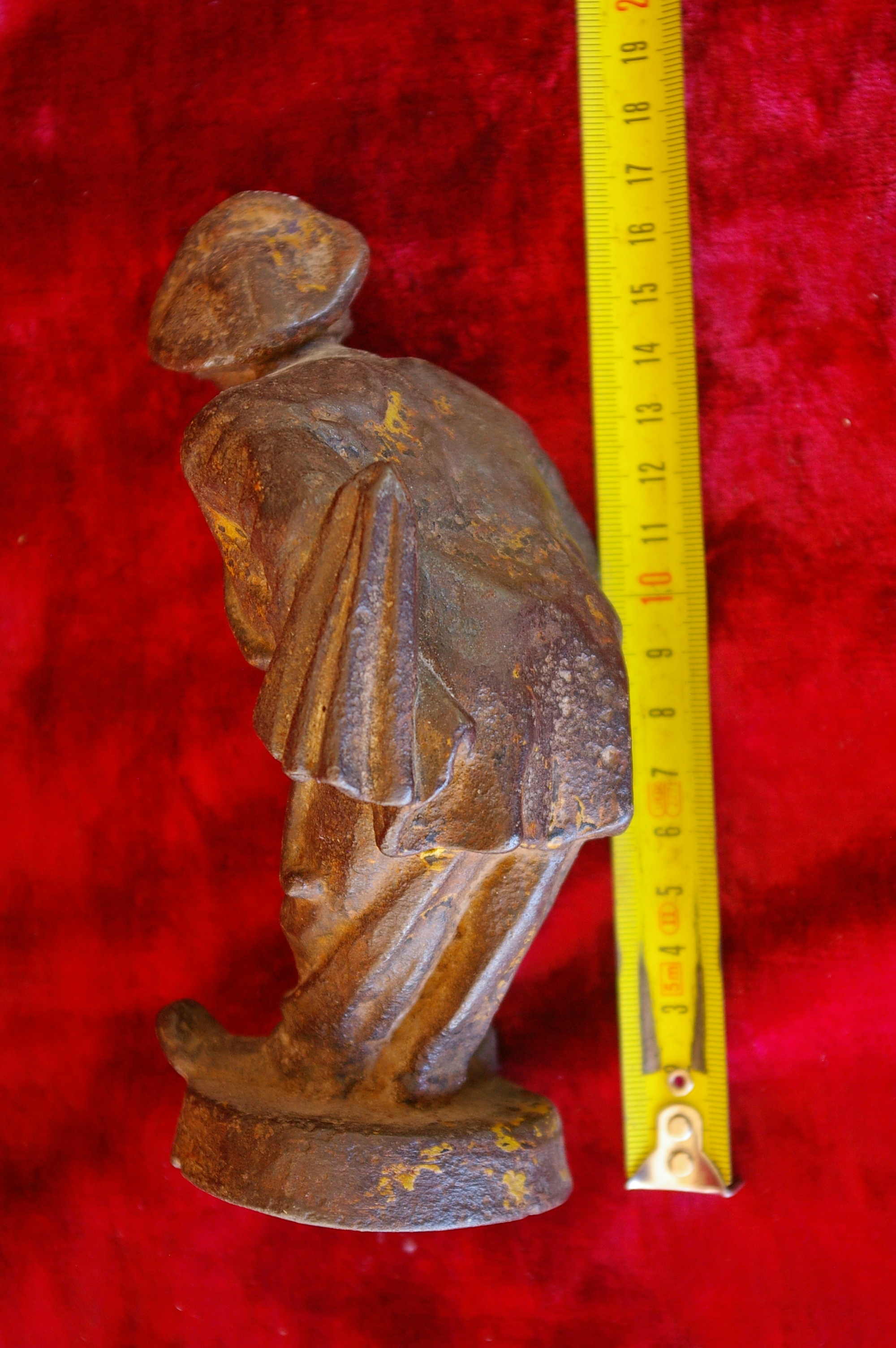Скульптура Мужичёк, материал чугун, высота 17 см., ширина 6 см., длина 5 см. Касли - 6
