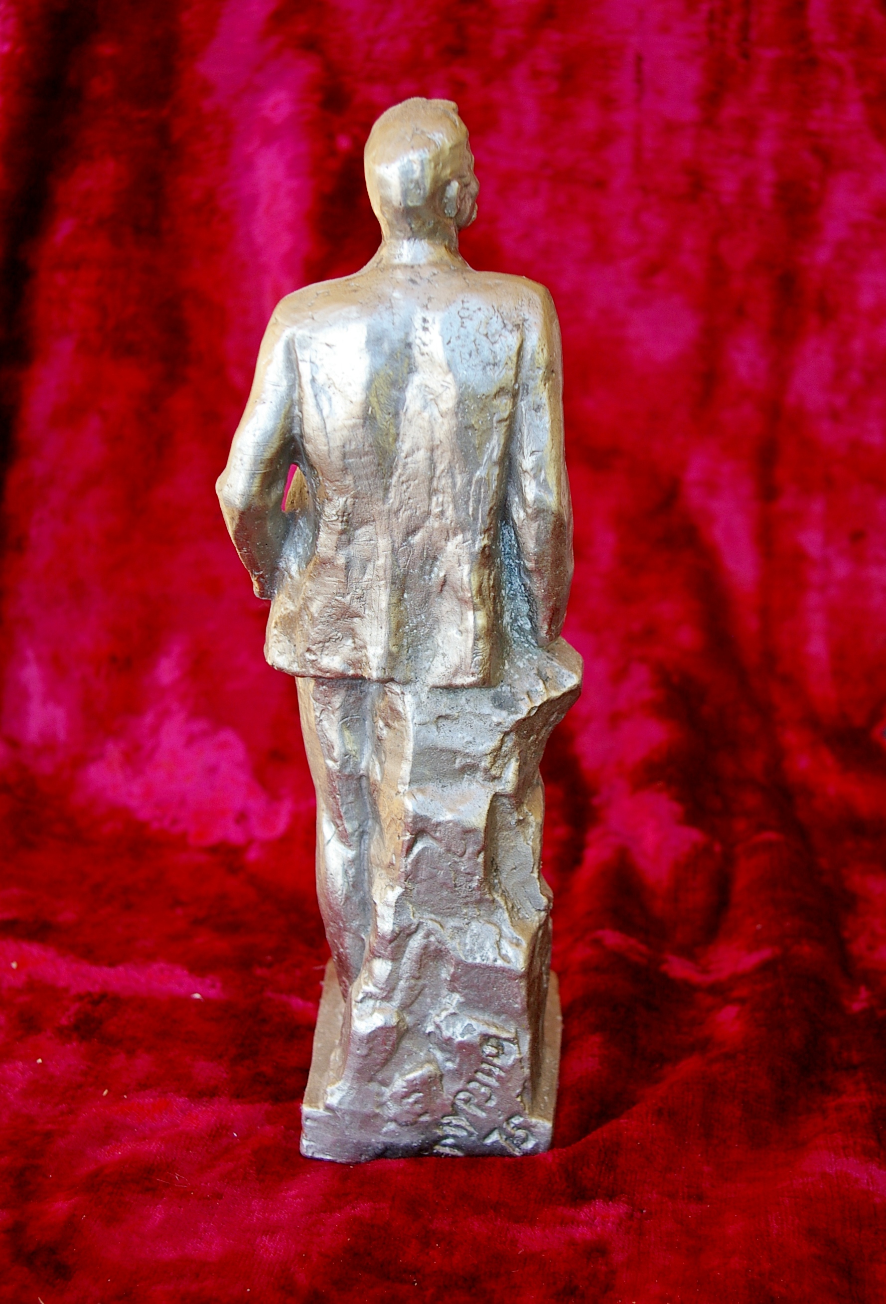Скульптура Горький , материал метал, высота 29 см., ширина 7 см., длина 8 см. 1975 г. - 3